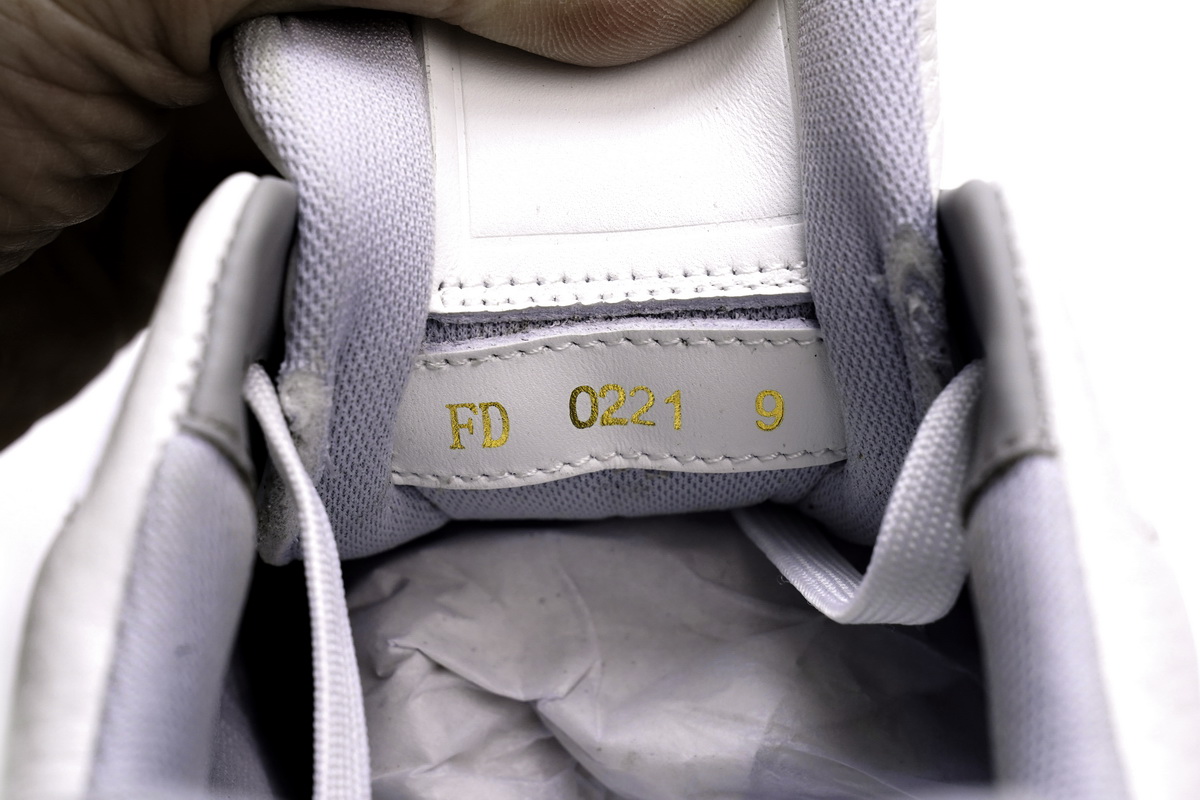 New Louis Vuitton Trainer White Litchi Pattern FD0221 - Exclusive Designer Sneakers for Sale New Louis Vuitton Trainer White Litchi Pattern FD0221 - Exclusive Designer Sneakers for Sale