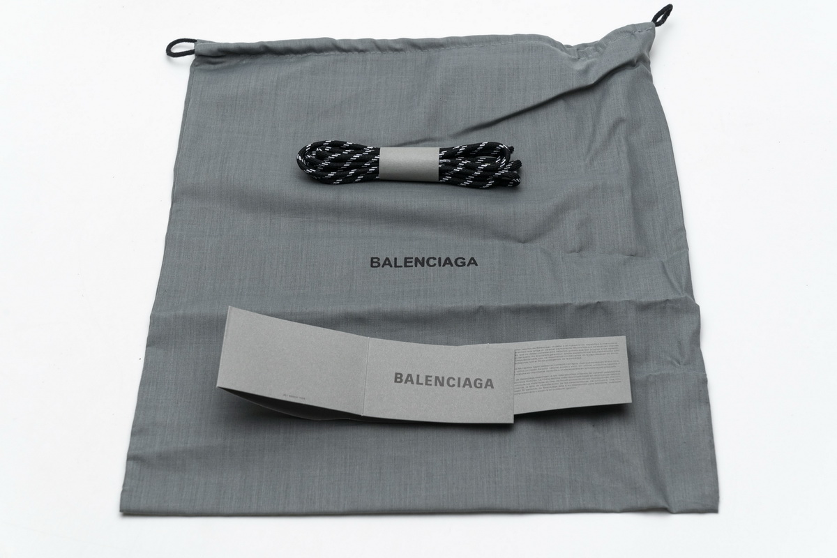 Balenciaga Triple S Black Silver 541624 W09E1 7320 - Sleek and Stylish Sneakers Balenciaga Triple S Black Silver 541624 W09E1 7320 - Sleek and Stylish Sneakers