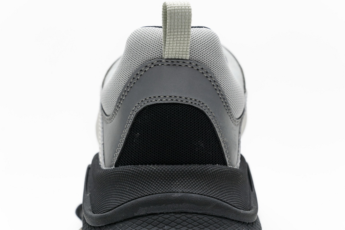 Balenciaga Triple S Black Silver 541624 W09E1 7320 - Sleek and Stylish Sneakers Balenciaga Triple S Black Silver 541624 W09E1 7320 - Sleek and Stylish Sneakers