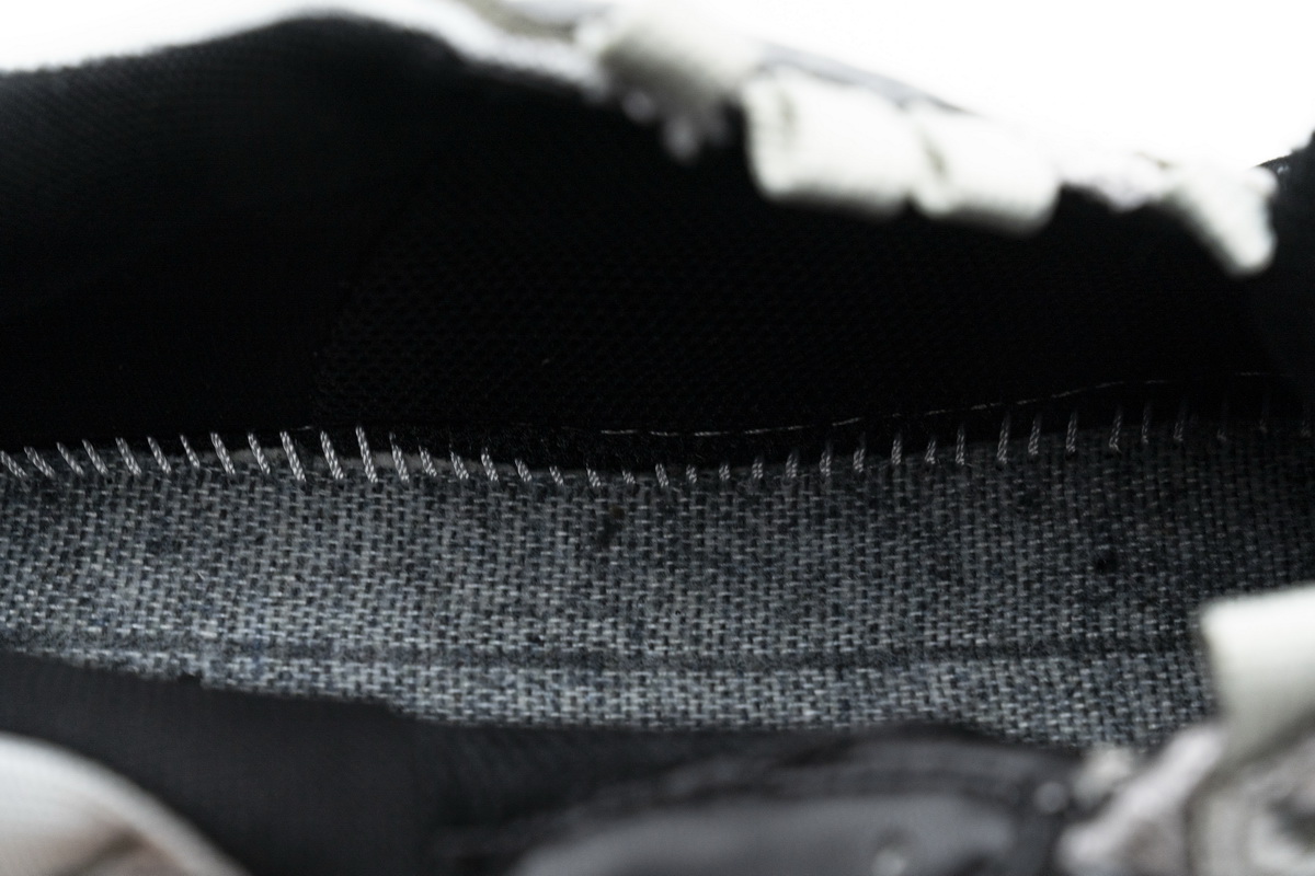 Balenciaga Triple S Black Silver 541624 W09E1 7320 - Sleek and Stylish Sneakers Balenciaga Triple S Black Silver 541624 W09E1 7320 - Sleek and Stylish Sneakers