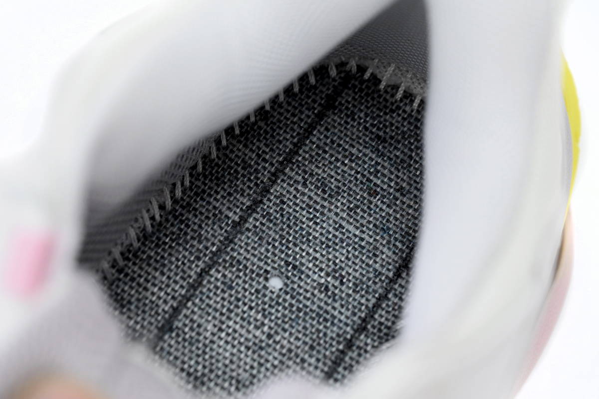 Balenciaga Triple S White Yellow 524039 W2FW4 7541 - Trendy Sneakers for Stylish Fashionistas Balenciaga Triple S White Yellow 524039 W2FW4 7541 - Trendy Sneakers for Stylish Fashionistas