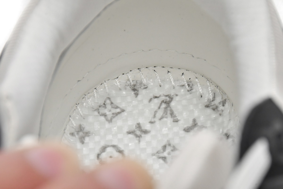 Louis Vuitton Trainer Black & White VL1202: Iconic Style with Timeless Sophistication Louis Vuitton Trainer Black & White VL1202: Iconic Style with Timeless Sophistication