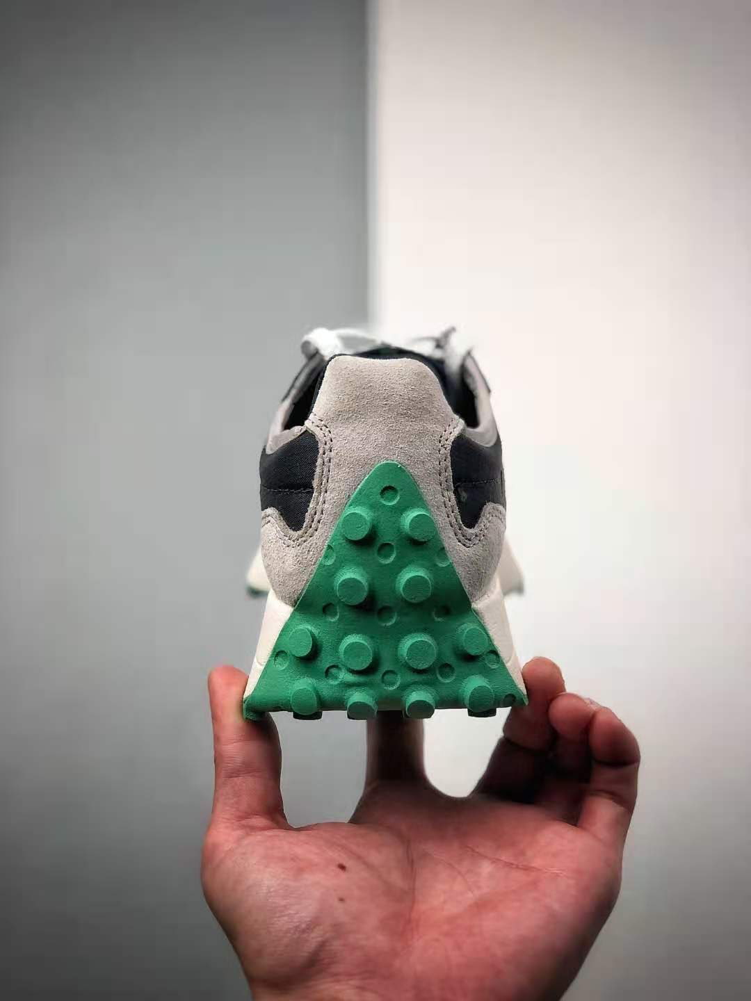 New Balance PSNY x 327 'We Need Leaders' MS327WNL - Limited Edition Sneakers New Balance PSNY x 327 'We Need Leaders' MS327WNL - Limited Edition Sneakers