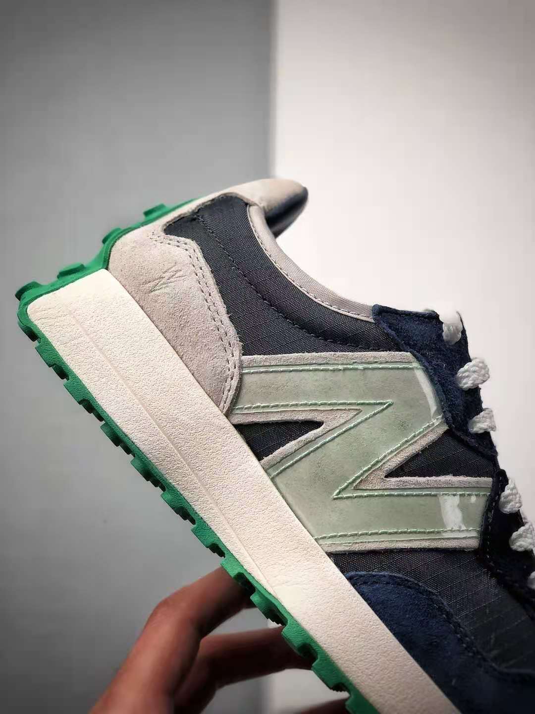 New Balance PSNY x 327 'We Need Leaders' MS327WNL - Limited Edition Sneakers New Balance PSNY x 327 'We Need Leaders' MS327WNL - Limited Edition Sneakers