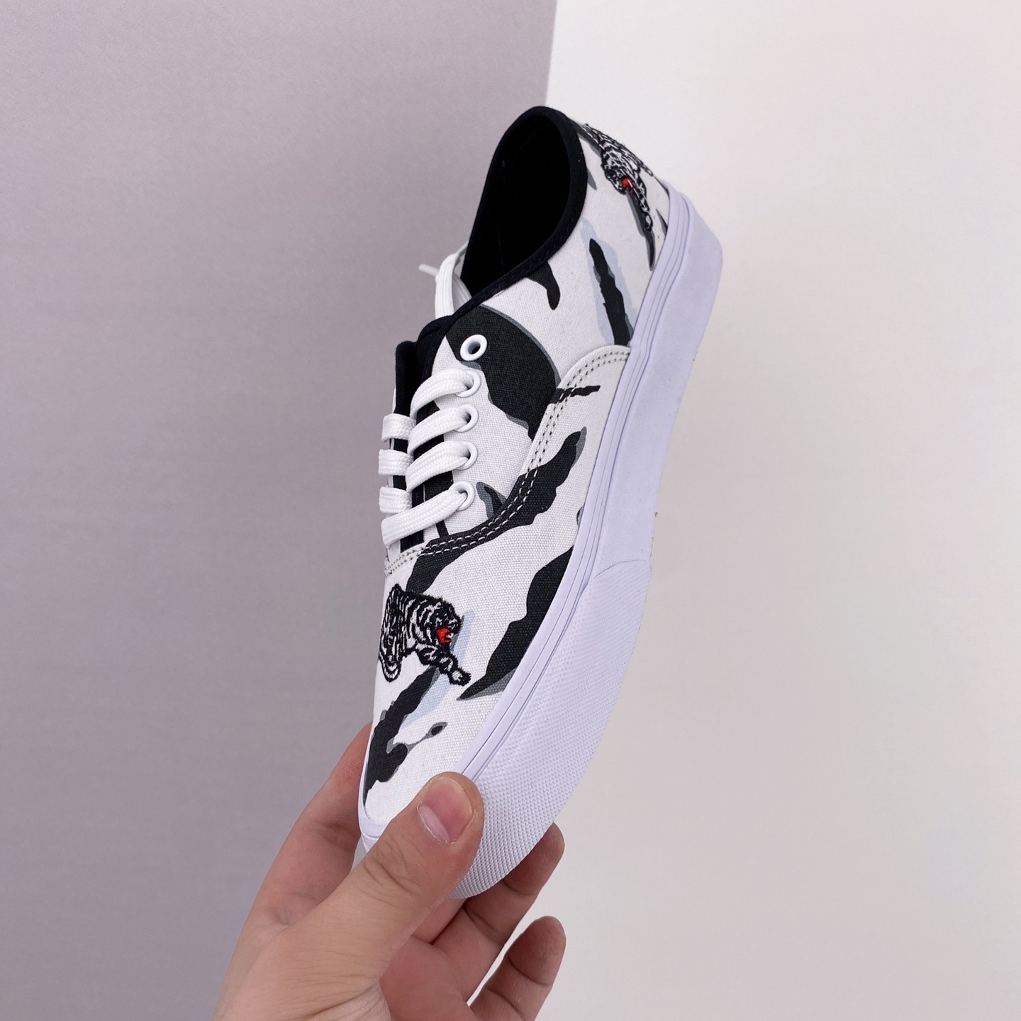 Vans Unisex Authentic Low-Top Sneakers Black White - Stylish and Versatile Footwear Vans Unisex Authentic Low-Top Sneakers Black White - Stylish and Versatile Footwear