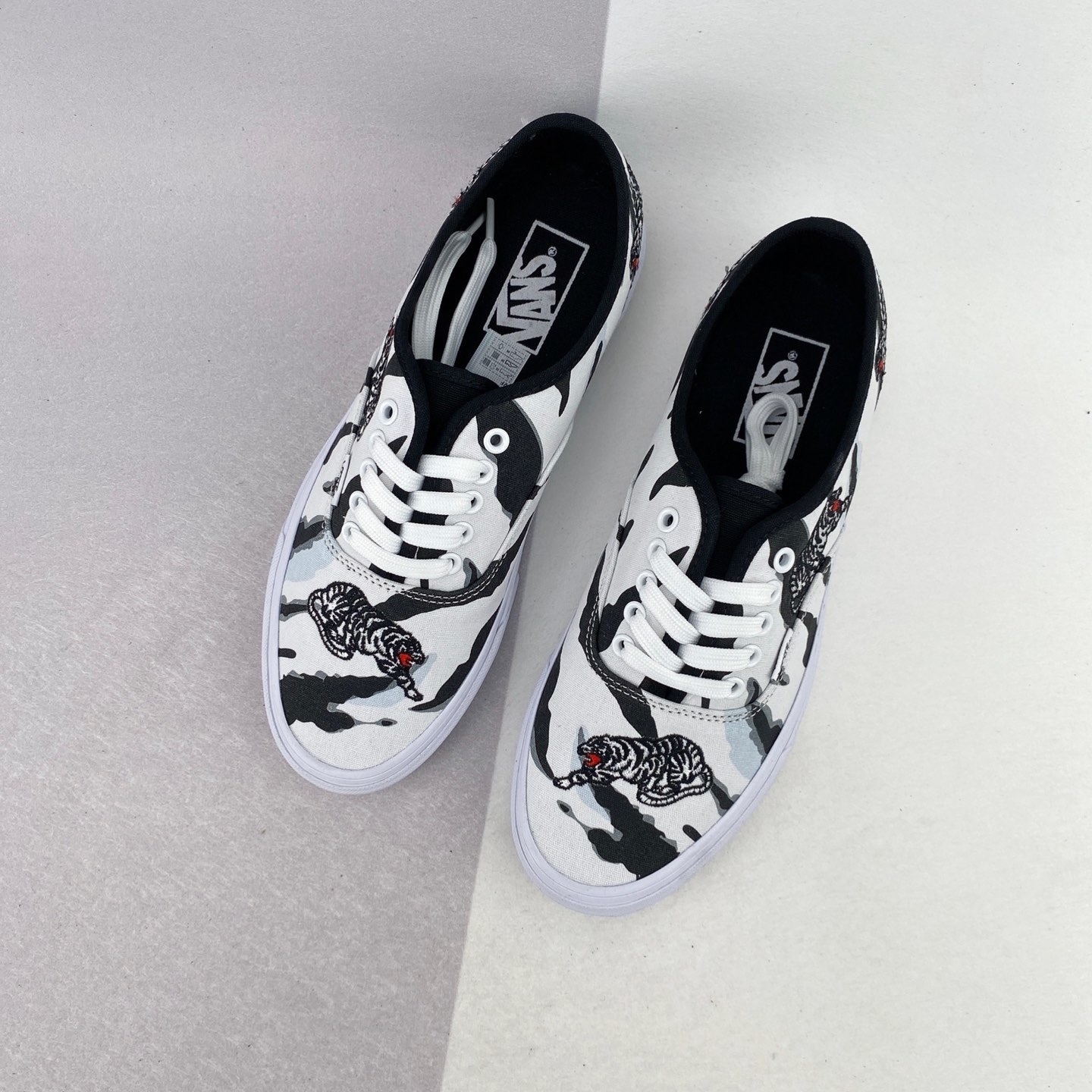 Vans Unisex Authentic Low-Top Sneakers Black White - Stylish and Versatile Footwear Vans Unisex Authentic Low-Top Sneakers Black White - Stylish and Versatile Footwear
