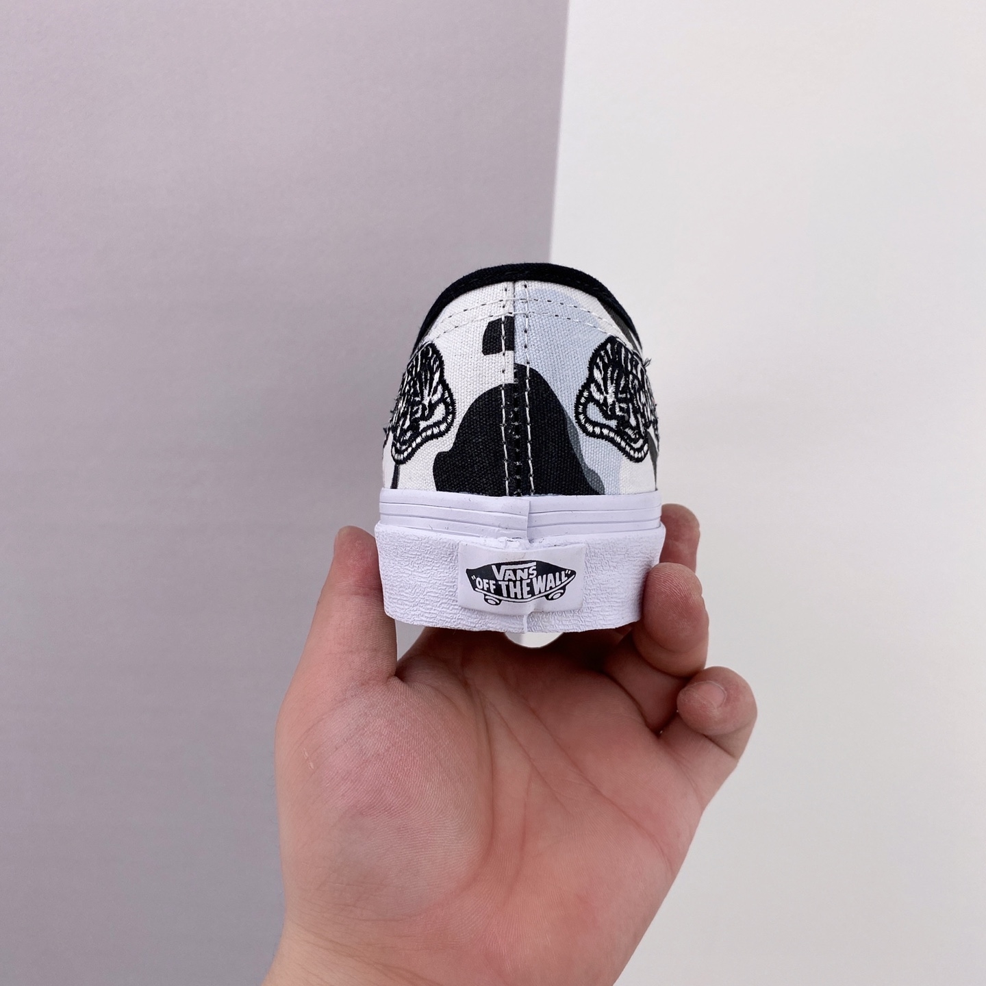 Vans Unisex Authentic Low-Top Sneakers Black White - Stylish and Versatile Footwear Vans Unisex Authentic Low-Top Sneakers Black White - Stylish and Versatile Footwear