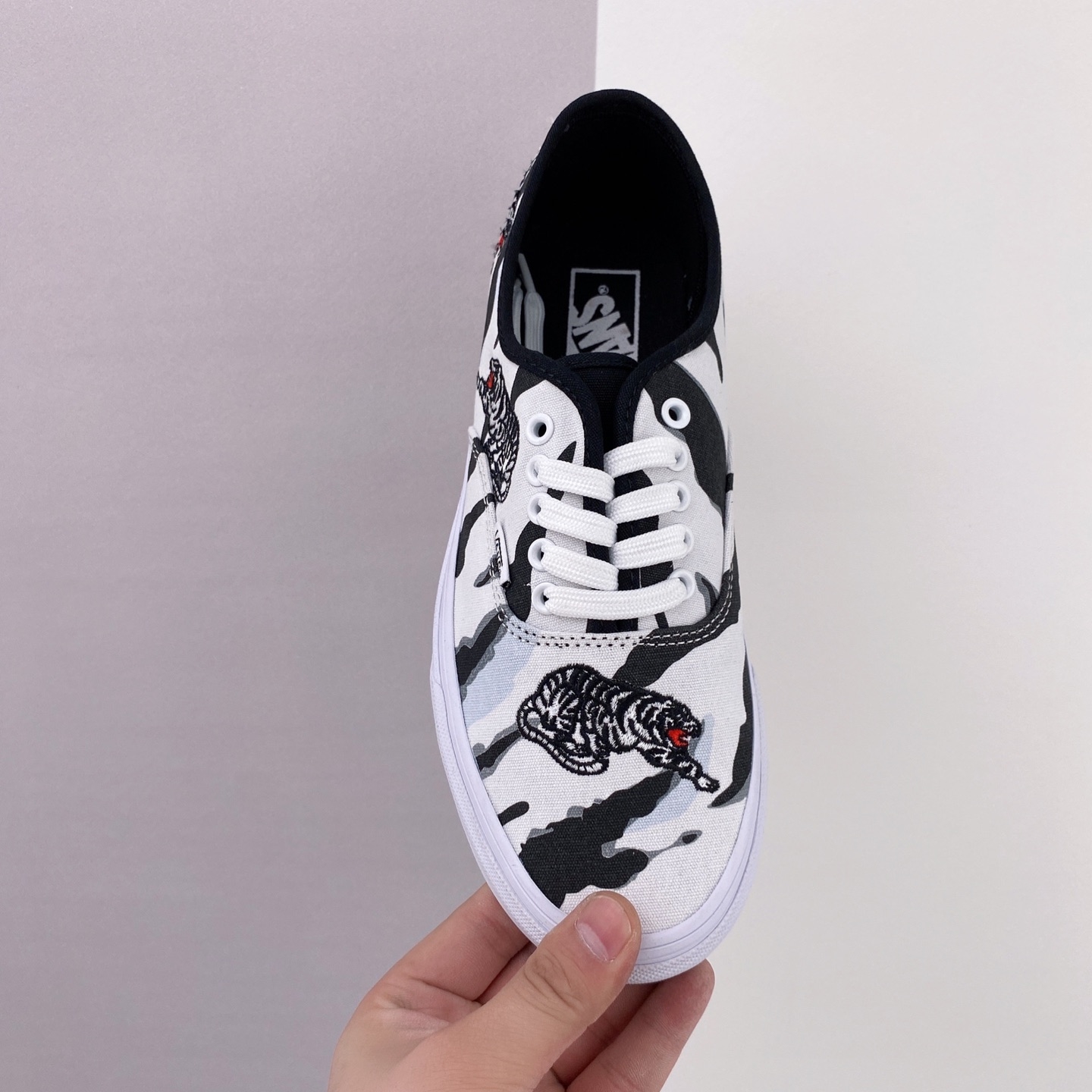 Vans Unisex Authentic Low-Top Sneakers Black White - Stylish and Versatile Footwear Vans Unisex Authentic Low-Top Sneakers Black White - Stylish and Versatile Footwear