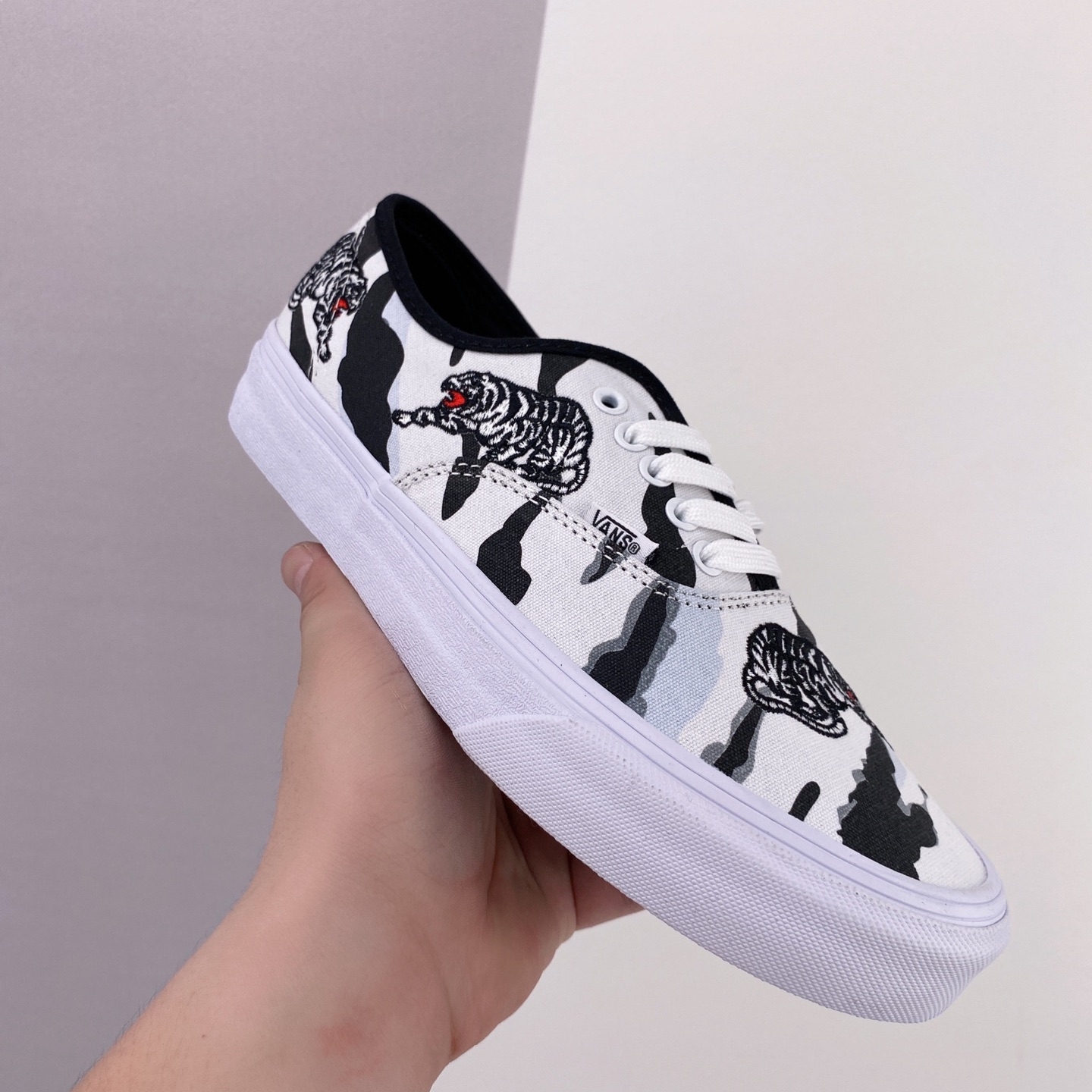 Vans Unisex Authentic Low-Top Sneakers Black White - Stylish and Versatile Footwear Vans Unisex Authentic Low-Top Sneakers Black White - Stylish and Versatile Footwear