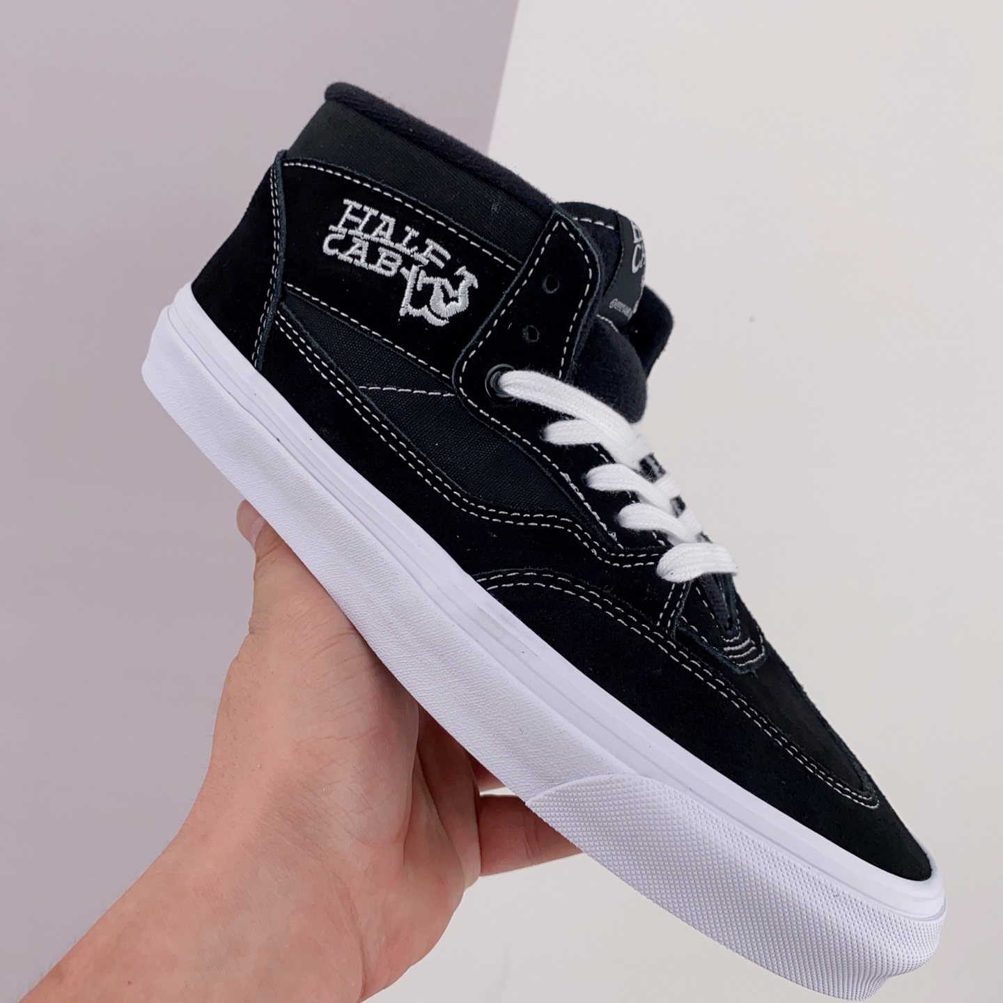 Vans Skate Half Cab Black White VN0A5FCDY28: Classic Style and Superior Performance Vans Skate Half Cab Black White VN0A5FCDY28: Classic Style and Superior Performance