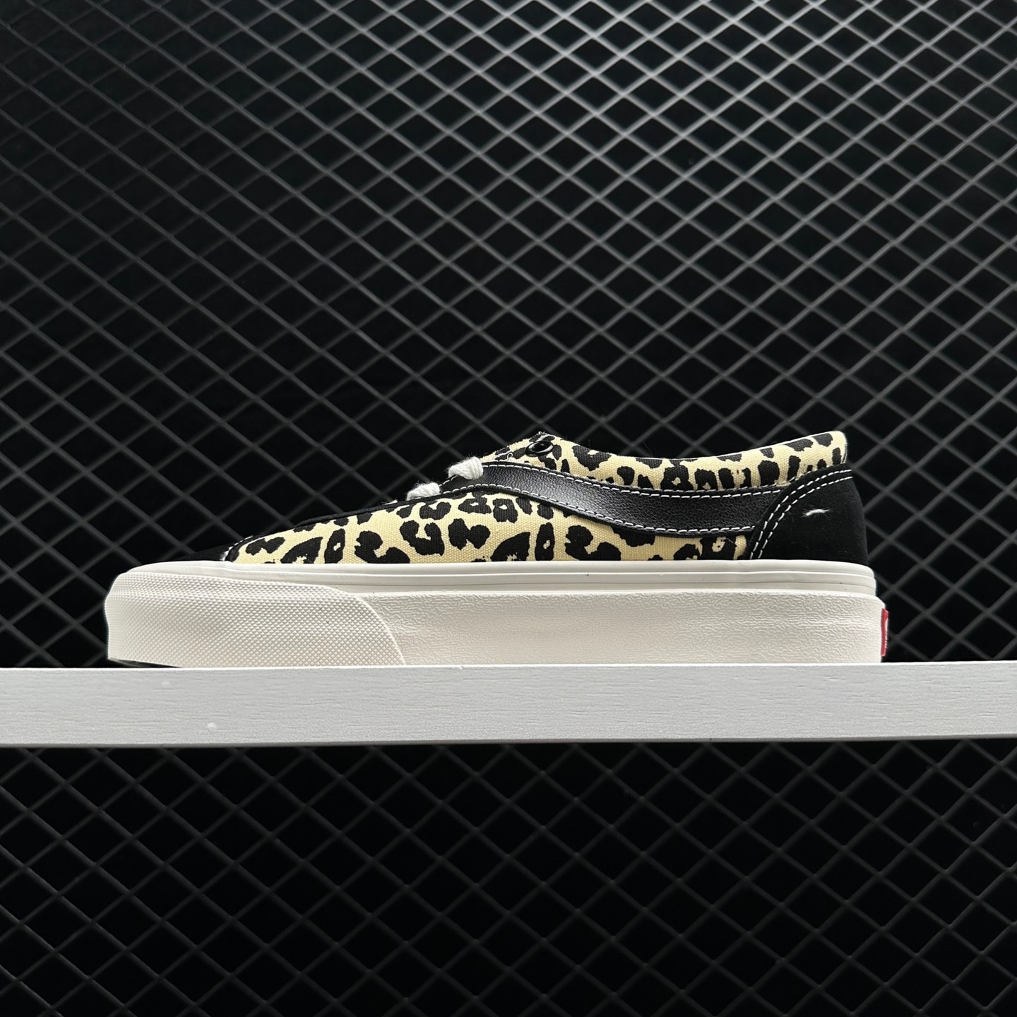 Vans Bold Ni Leopard Black VN0A5DYATYQ - Edgy Style and Animal Print Sophistication! Vans Bold Ni Leopard Black VN0A5DYATYQ - Edgy Style and Animal Print Sophistication!